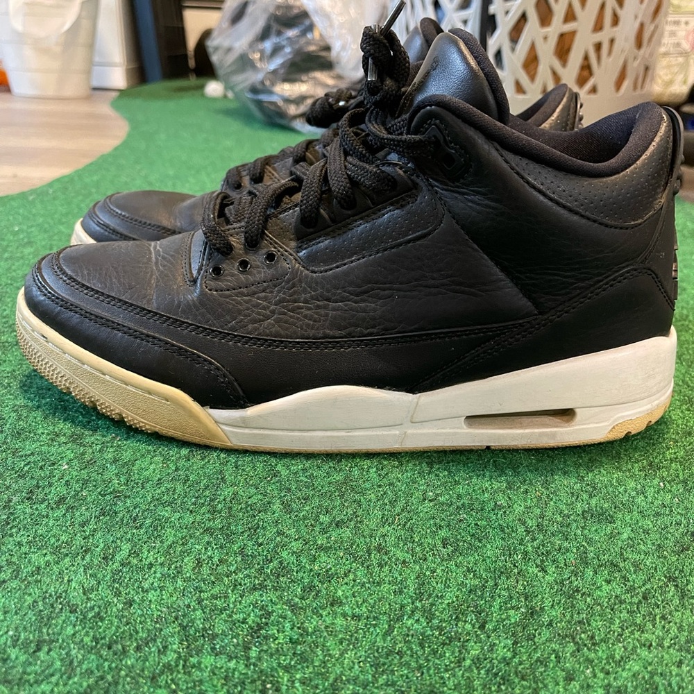 All black Jordan 3’s